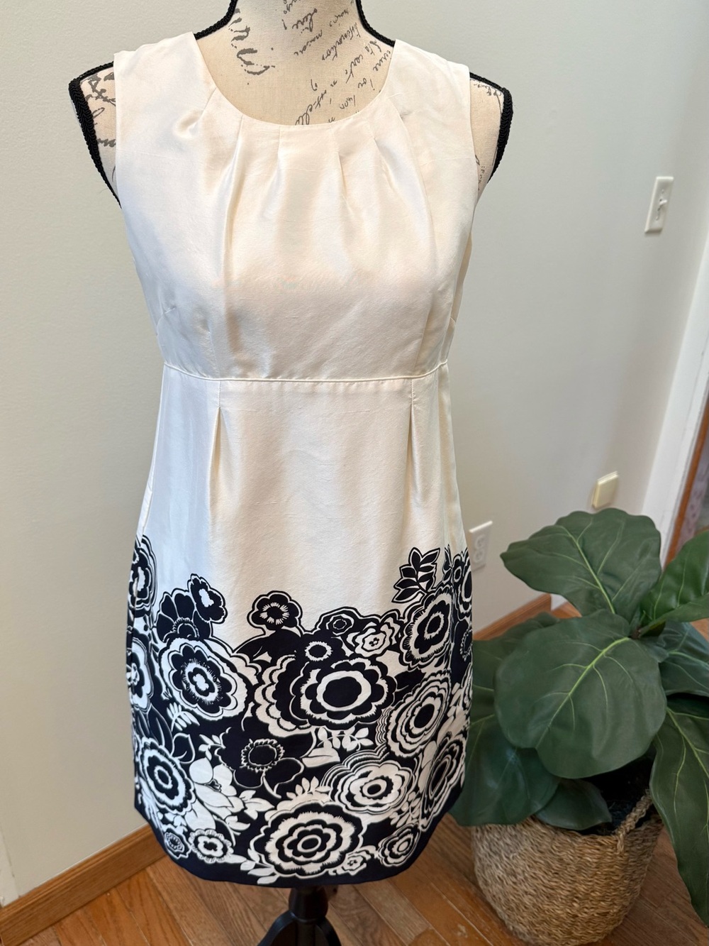 Banana Republic Floral Sheath Dress Ivory Black Sleeveless Size 4 Wedding Guest